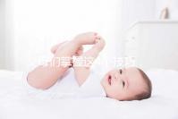 父母們掌握這4個技巧，輕松培養孩子睡嬰兒床的習慣