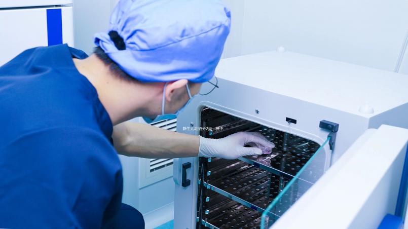 新生兒吐奶分2類，要不要看醫生得看你是哪種！