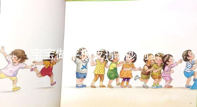 寶寶做平板支撐5秒倒下，網友：“姿勢不標準會傷害身體”